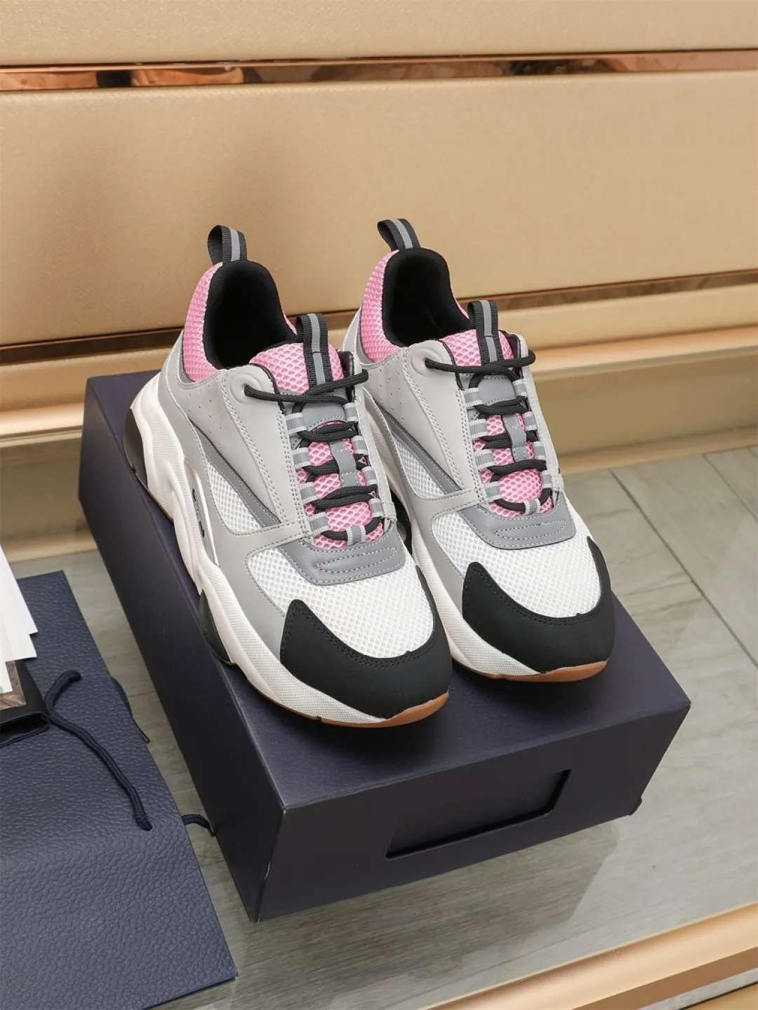 Men's shoes 💰P460💰【Dior】Dior✨ is online at the same time👏 This casual sneaker is a new product in the series and continues Di*r's classic style. The upper is made of original mesh and cow leather, with a two-color textured outsole, and the brand's iconic details on the rear collar and heel to enhance the style. Fashionable and versatile. Wear it with jeans or slacks for a casual look. Size: 38-44 (45 customized)